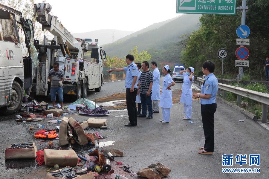 云南昆磨高速公路一旅游客车侧翻26人受伤图