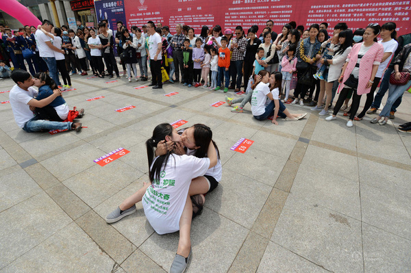 据悉,举办接吻大赛在安徽郎溪还是首次图为女女闺蜜吻