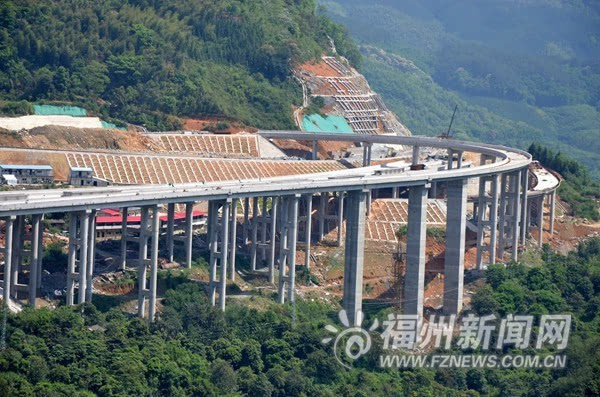 京台高速建设者五一工地奋战 力争福建段10月通车