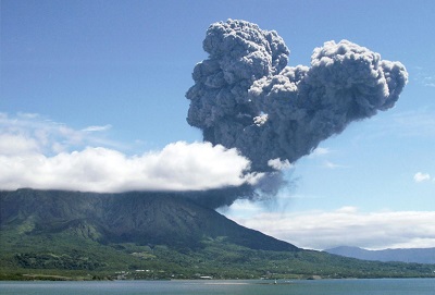 资料图：日本樱岛火山喷发画面。