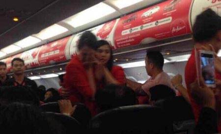 2名中国游客侮辱泰国空姐致航班返航曼谷
