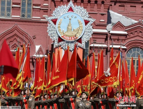 当地时间5月7日,俄罗斯军队士兵在红场准备胜利日阅兵总彩排