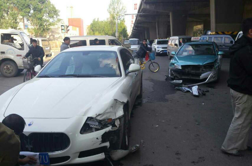 5月9日16时许,沈阳市铁西区揽军路发生交通事故,一辆转弯的出租车撞到