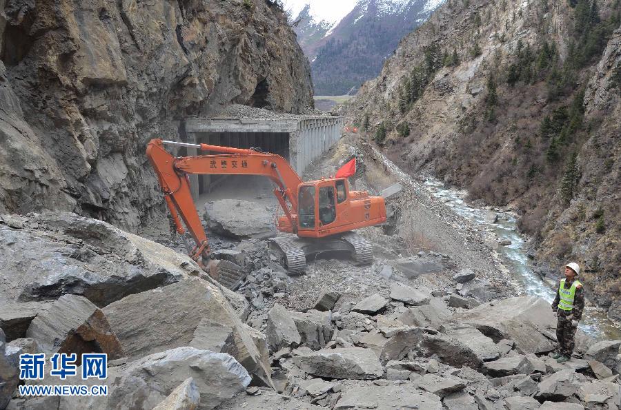 川藏公路然乌沟段突发大规模山体塌方致交通中断(组图)