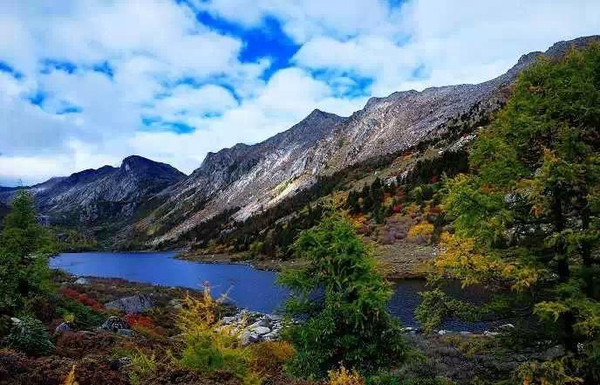 是由高山冰斗湖泊群,瀑布,溪流,溫泉,原始森林,草甸,雪山,牧場,茶馬