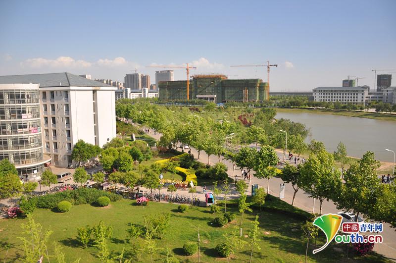 孟瑞鹏生前,经常坐在大学宿舍的阳台上看风景,从这个角度拍摄的照片