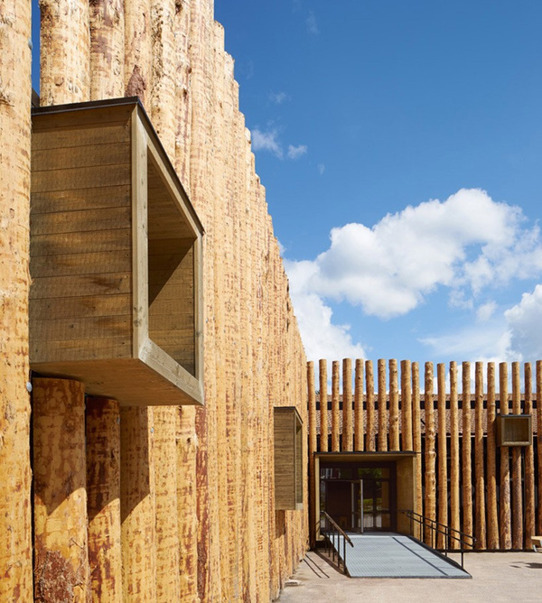 建築入口處木材細節博物館室內展示木製傢俱和藝術品目前,愛英斯集團