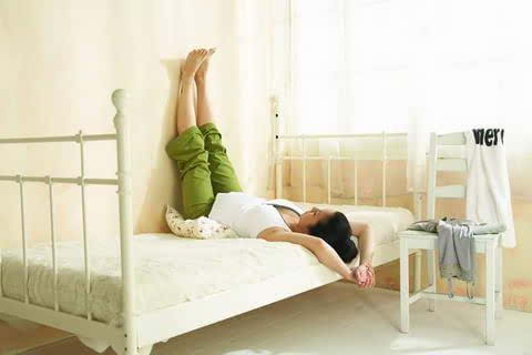 五个床上瑜伽动作,躺着让你瘦全身