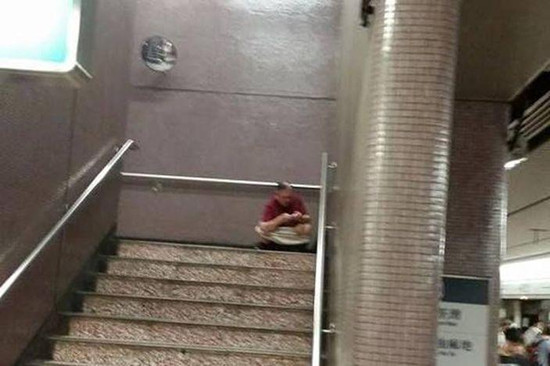 一位阿叔中午在太子站被拍到楼梯间大便。图自香港《星岛日报》