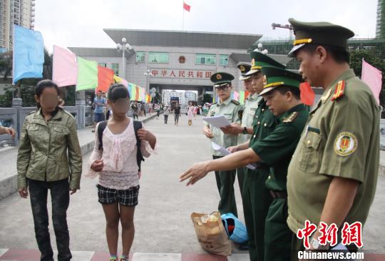 图为东兴警方在东兴口岸将姬氏瓶和另外一名被拐卖越南女子一起移交给