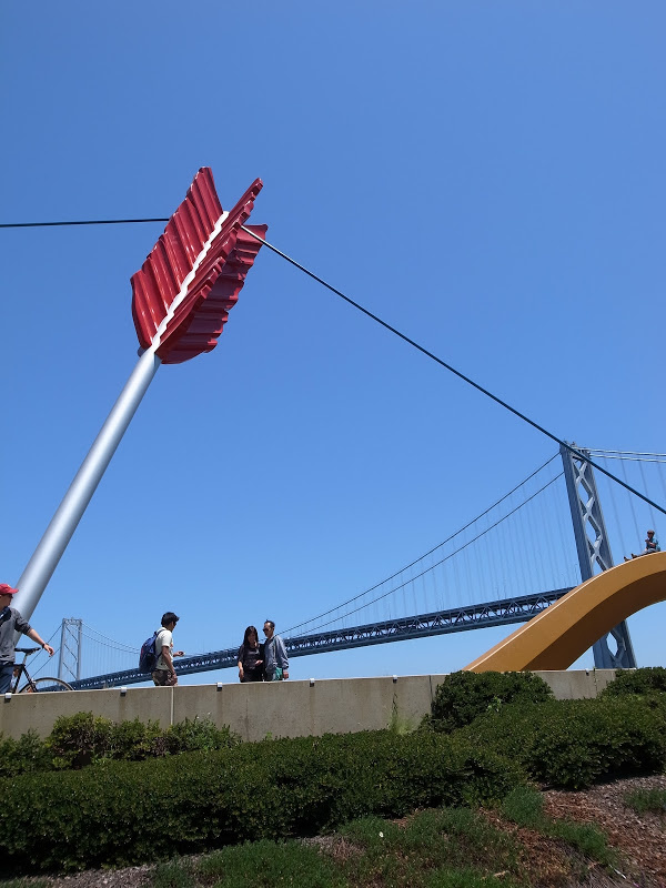 大连海湾大桥两个雕塑图片
