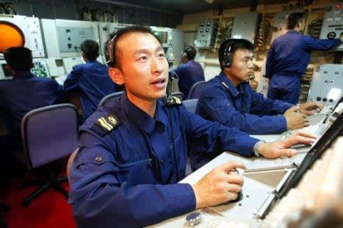 中国潜艇兵颜值最高 不吃黄豆萝卜没法洗澡
