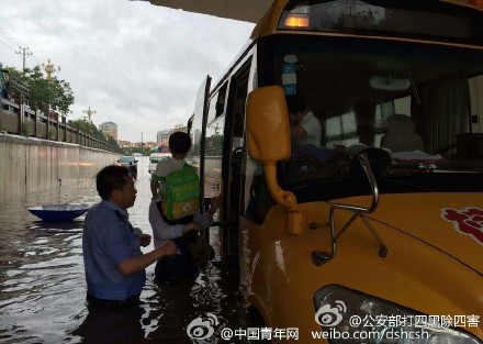 江西幼儿园校车被困积水涵洞 交警淌水抱29名孩子脱险(组图)