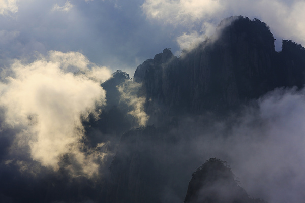 黃山風景區現雲海佛光美景