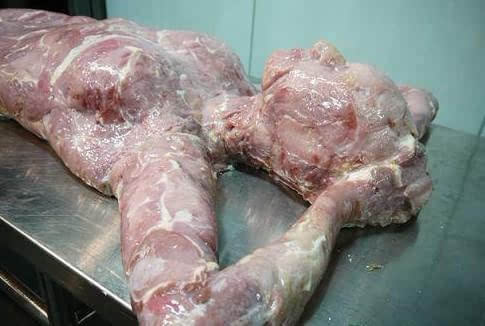 恐怖!尼日利亚一家餐馆后厨惊现血淋淋的人头 被曝用人肉做菜