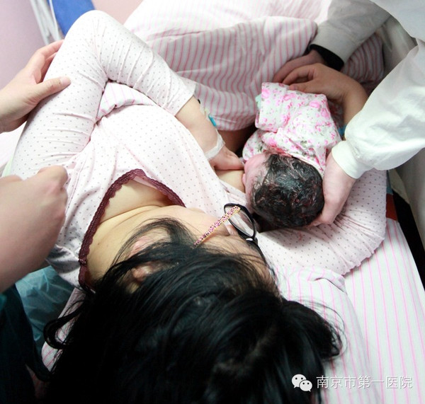 在护士指导下,爸爸妈妈们学会了如何母乳喂养 母乳喂养对社会的好处?