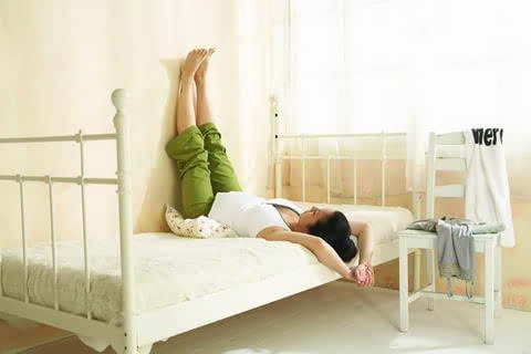 五个床上瑜伽动作躺着让你瘦全身