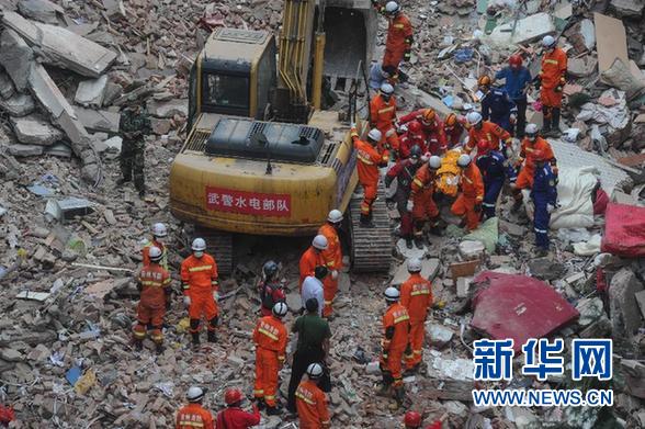 5月21日，救援人员将遇难者遗体运出现场。当日，贵州贵阳垮塌楼现场救援工作继续紧张进行。新华社记者 欧东衢