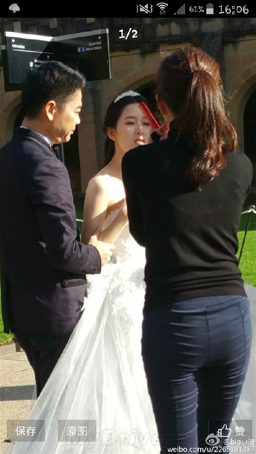 刘强东和奶茶妹妹现身悉尼大学拍婚纱照