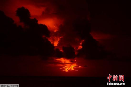 当地时间2015年5月25日，厄瓜多尔沃尔夫火山喷发，现场浓烟滚滚，红色岩浆溢出。