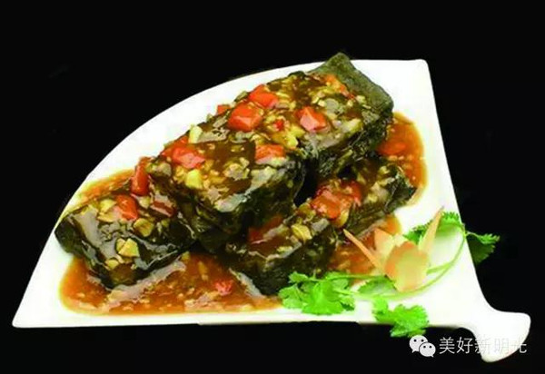 油炸臭豆腐.是明光特色风味小吃之一,尤其是夜市里少男少女们的最爱.