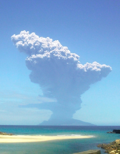 日本口永良部岛火山喷发 官方确认目前无人伤亡