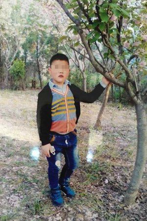 男孩丢失前一个月的照片图片来自网络家长在殡仪馆辨认尸体