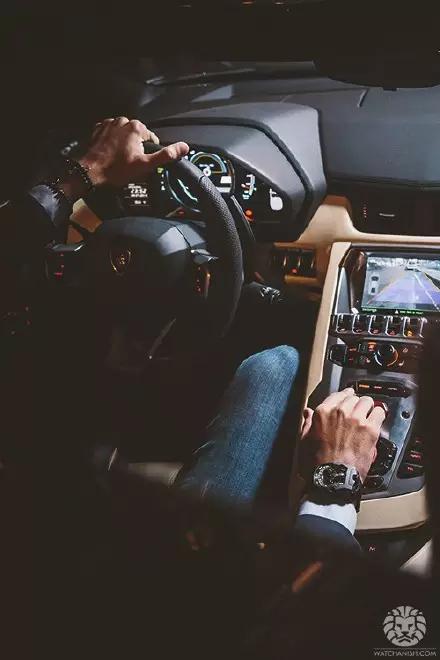 用跑车在朋友圈装逼大法文案都给你准备好了