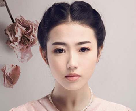 韩式一字眉化妆教程打造时尚妆容