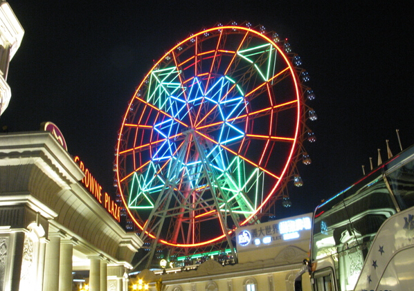 台湾巨大的摩天轮在夜晚灯火明艳