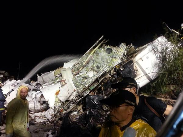 傍晚,一架复兴航空公司班机降落时重飞失败,在澎湖马公机场外坠毁失事