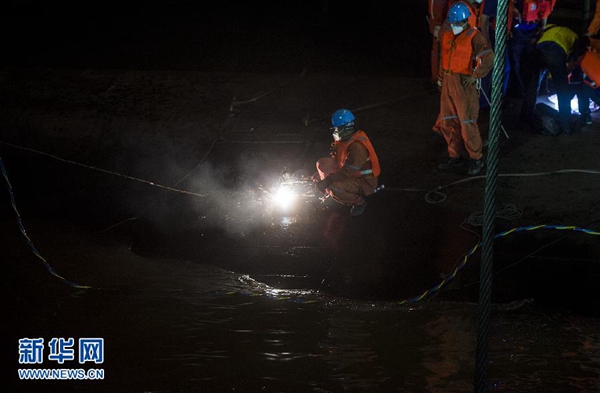 6月3日，救援人员对客船“东方之星”轮的底部进行切割作业以便救援。 新华社记者 肖艺九