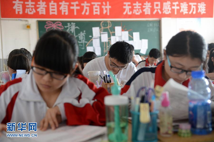 6月4日,河北固安县第一中学高三学生在教室内复习.