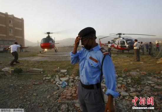 当地时间2015年6月2日，尼泊尔加德满都东北50公里Sindhupalchowk地区，尼泊尔军方消息称，2日，尼泊尔一架直升机在地震灾区坠毁，军方已经找到4具遗体。报道称，尼泊尔一名少将称，军方一架直升机坠毁，军队已经到达现场，找到了4具遗体。
