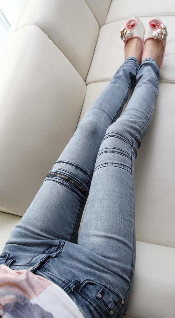 男人抵挡不住紧身牛仔裤裹出性感大腿缝