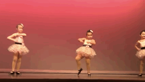 这个小女孩的舞姿让整个舞蹈表演变得爆笑,太会抢