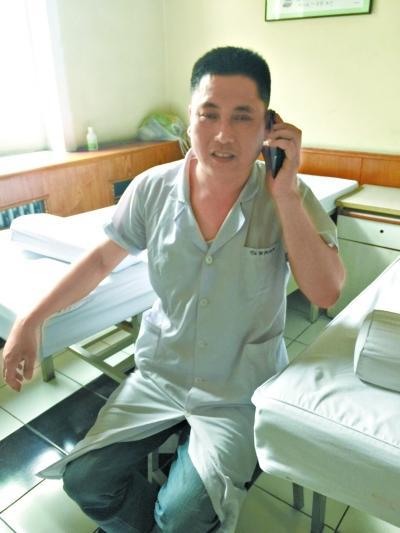 盲人按摩师刘峻岭终于可以实现自己的梦想了。凭借投资股市,他用20多万的本金炒出了100多万的收益。昨天,这位颇有传奇色彩的投资者告诉记者,这100万都是投资一只蓝筹股赚出来的。他想用这些钱回家乡开一间小按摩店,实现人生梦想。