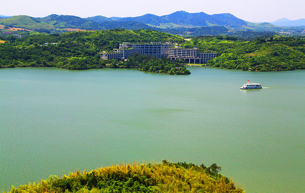 山的最高處可以看到天目湖的全景,也能看到我們入住的涵田度假村.