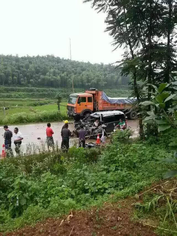 快讯:益阳桃江县发生三车相撞交通事故