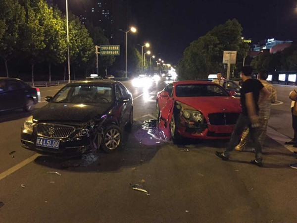 北京超跑车祸父亲人大图片