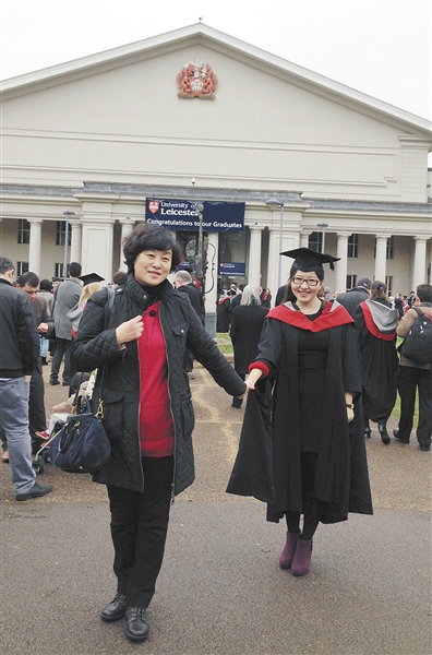 許培軍和女兒在英國的碩士畢業典禮上. 資料圖片