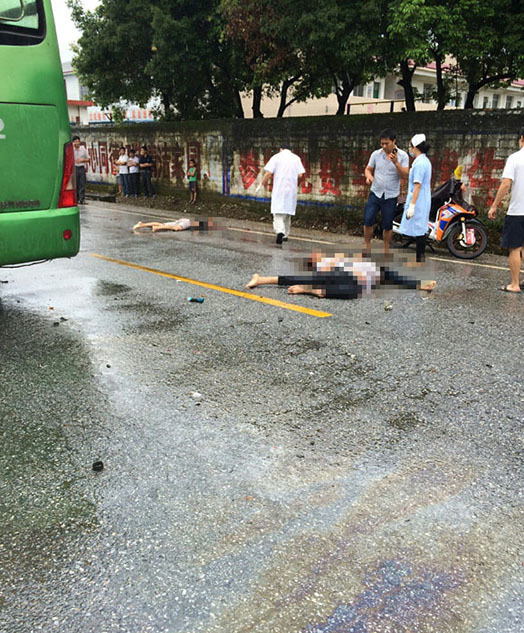 2015年6月14日12点多,广西恭城县栗木五福小学门口发生一起车祸,三名