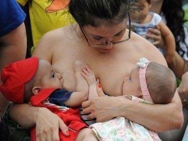 多名辣妈公开场合集体哺乳