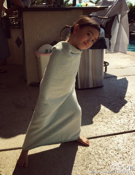 小女孩裹着浴巾表情包图片