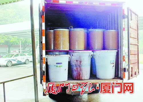 准备转移的1.8吨甲卡西酮半成品、1.29吨麻黄碱被警方整车查获。