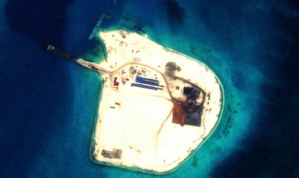 中国南海填海造岛照公开 施工船密集如蝌蚪(组图)