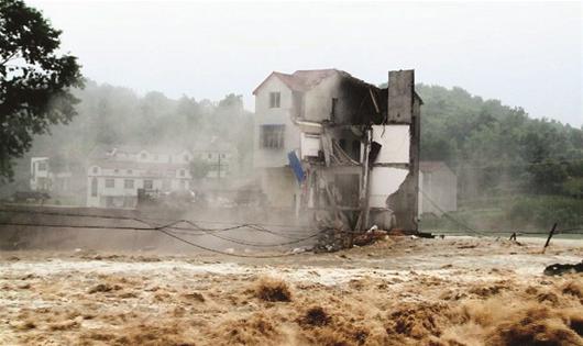图为：昨日，英山县杨柳湾镇一栋楼房被洪水冲垮 通讯员伍源摄（图片来源：楚天都市报）