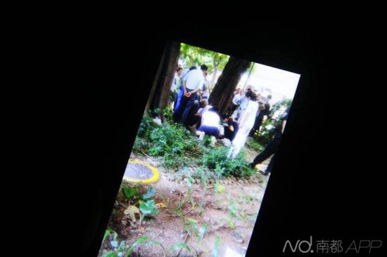 爆料人提供的现场图片。据爆料人介绍,中间白衣跪地者为肇事男子。