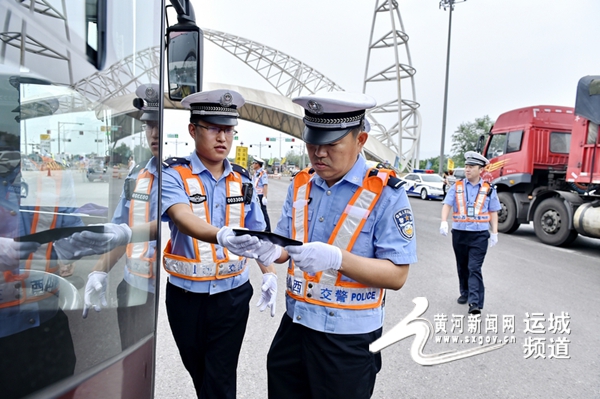 运城高速一司机遇交警查车弃车而逃