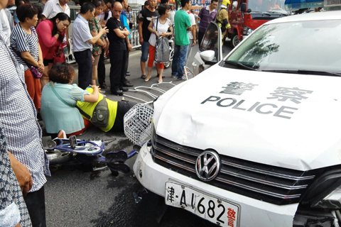 北京市內津牌警車衝出二環主路 撞斷10米護欄傷2人